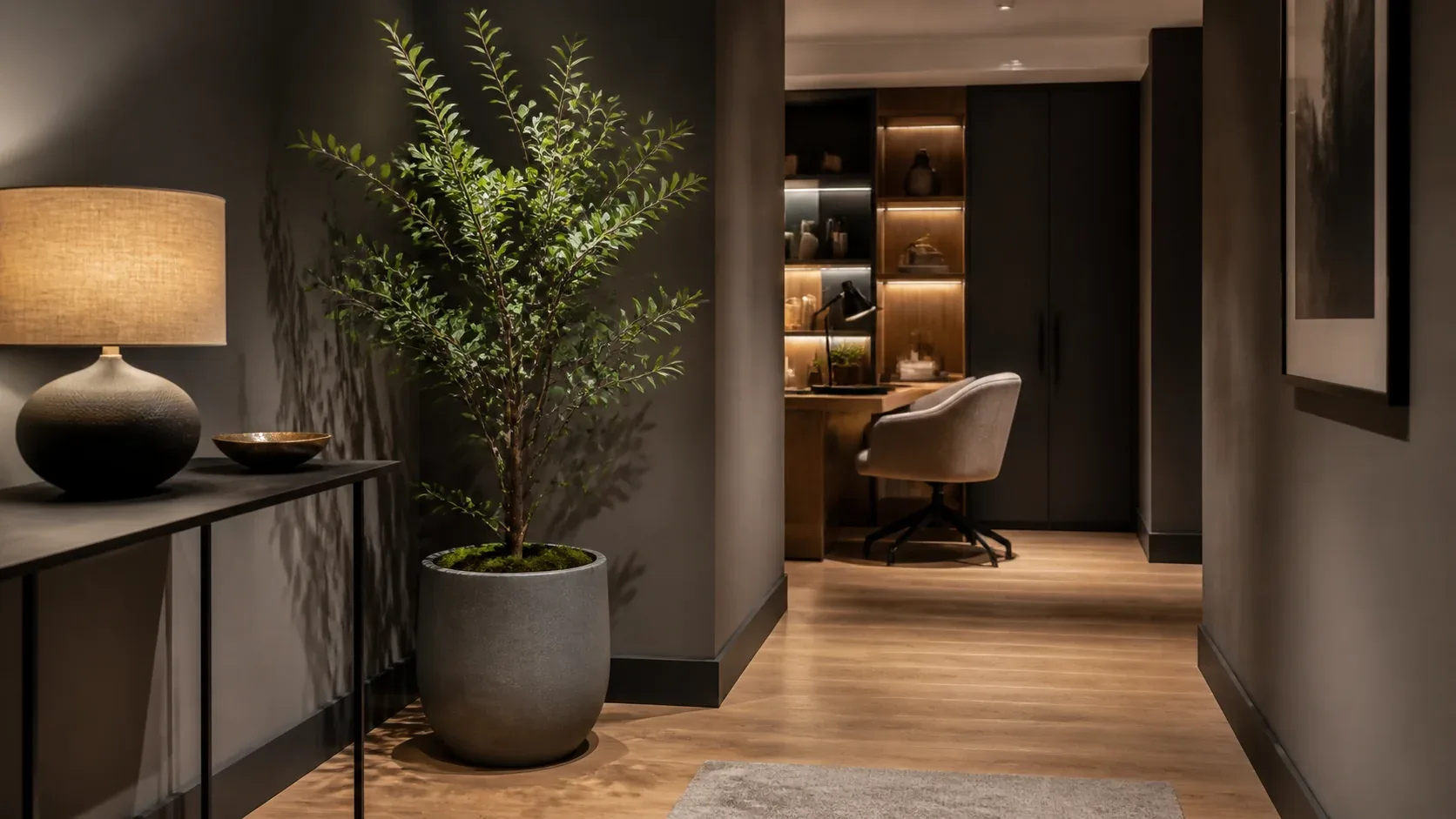 Plante artificielle décorative dans un intérieur contemporain peu lumineux